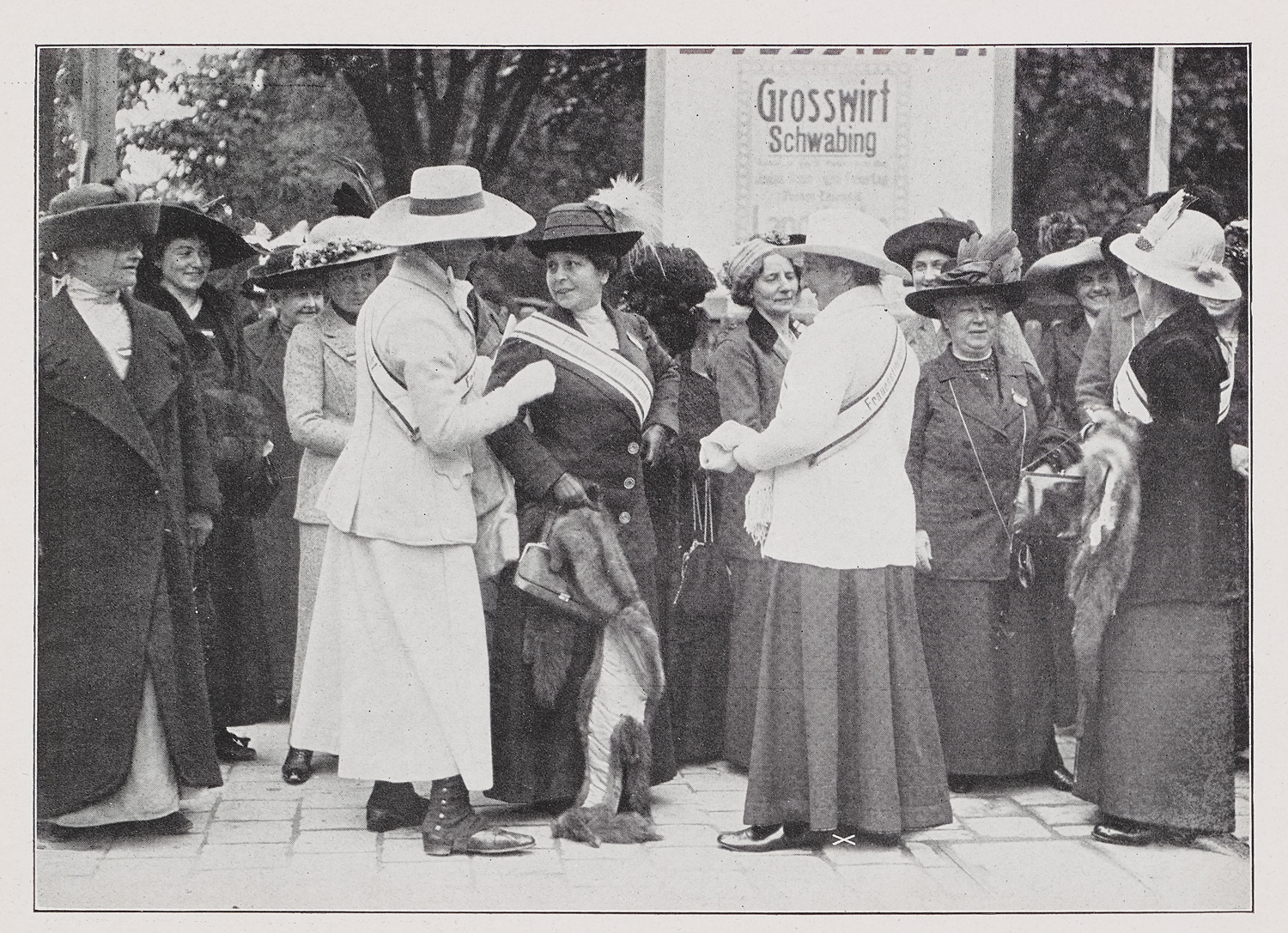 Anton von Lucke, Daniel Axt, Boris Hars-Tschachotin und Max von der Groeben (v.l.n.r.) in „DER SPRUNG – 1961“, 25.3.2021 im Deutschen Historischen Museum Teilnehmerinnen des Frauenstimmrechtskongresses am 3.10.1912 © Deutsches Historisches Museum