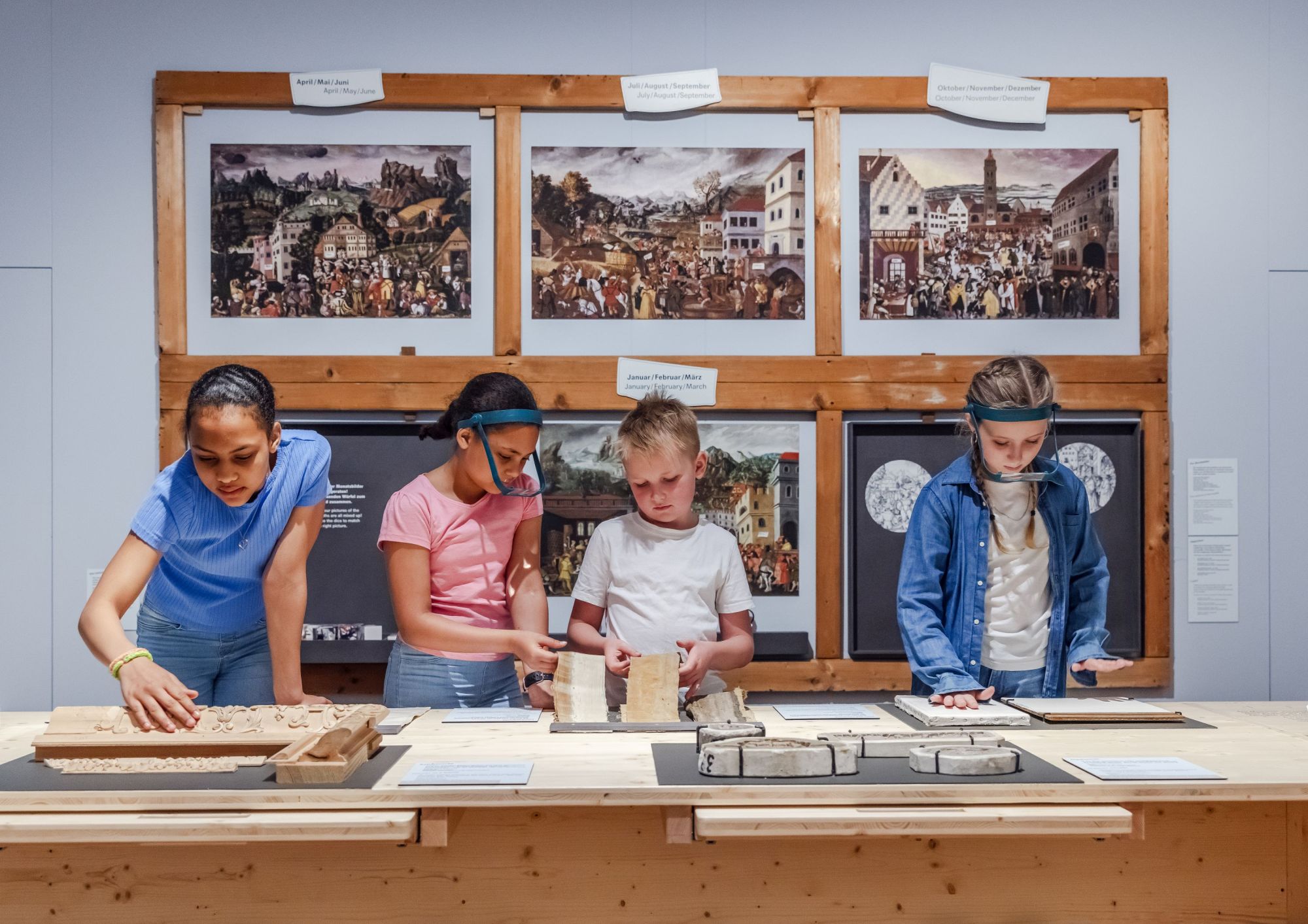 In der Ausstellung „Rein ins Gemälde! Eine Zeitreise für Kinder“ In der Ausstellung „Rein ins Gemälde! Eine Zeitreise für Kinder“