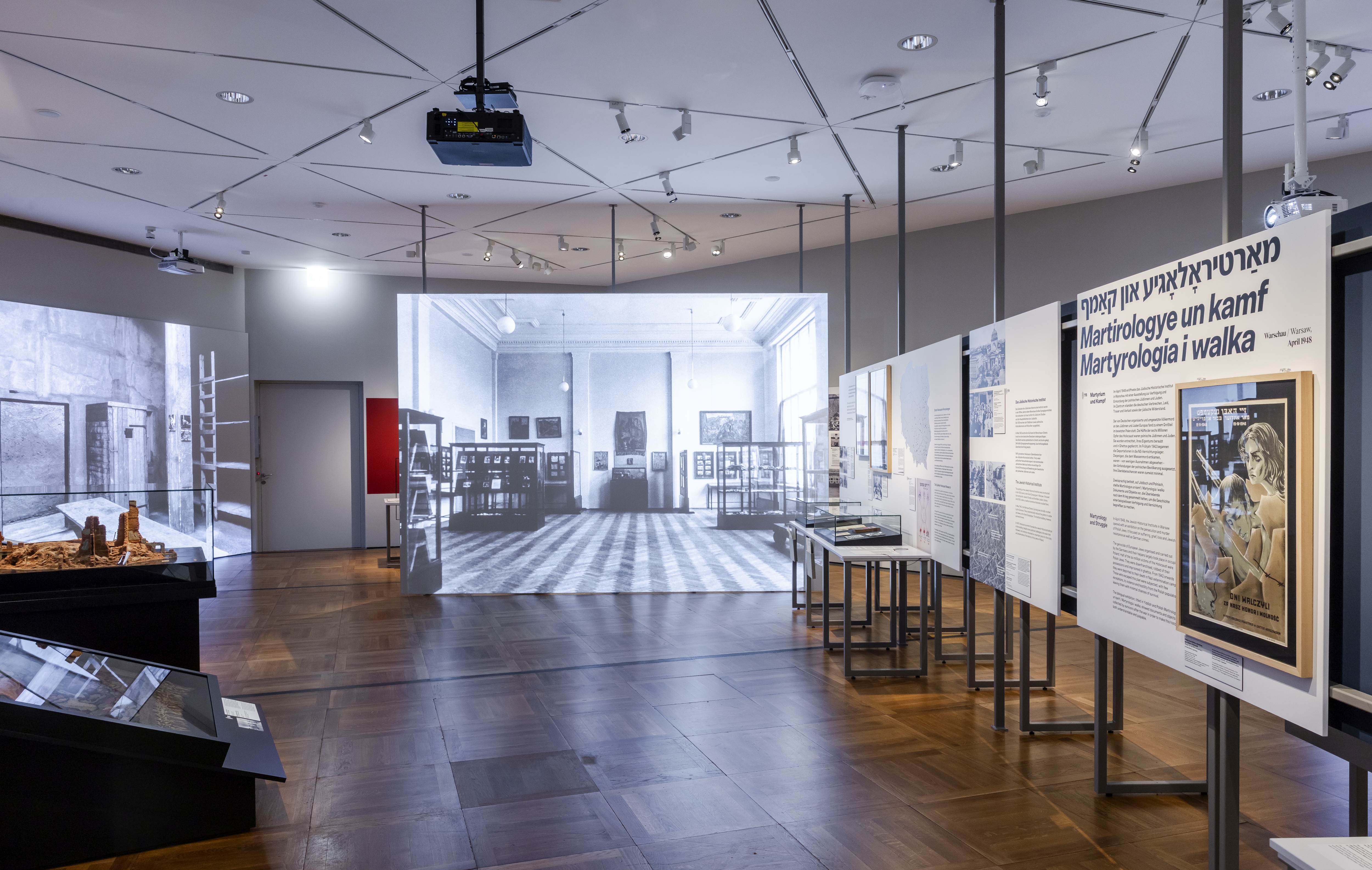 Ausstellungsansicht „Gewalt ausstellen: Erste Ausstellungen zur NS-Besatzung in Europa, 1945-1948“ Ausstellungsansicht „Gewalt ausstellen: Erste Ausstellungen zur NS-Besatzung in Europa, 1945-1948“