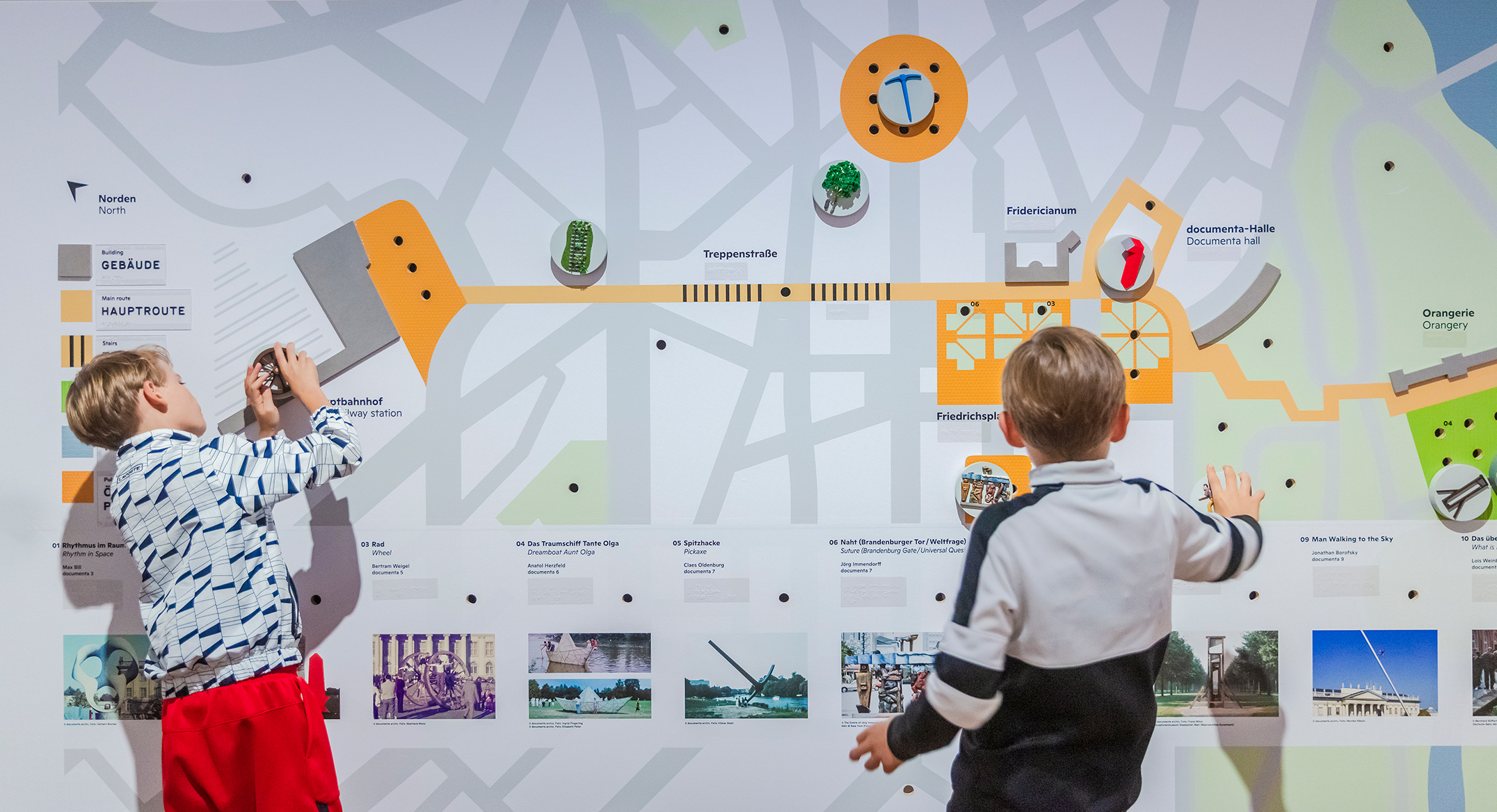 Interaktive Station in der Ausstellung „documenta. Politik und Kunst“