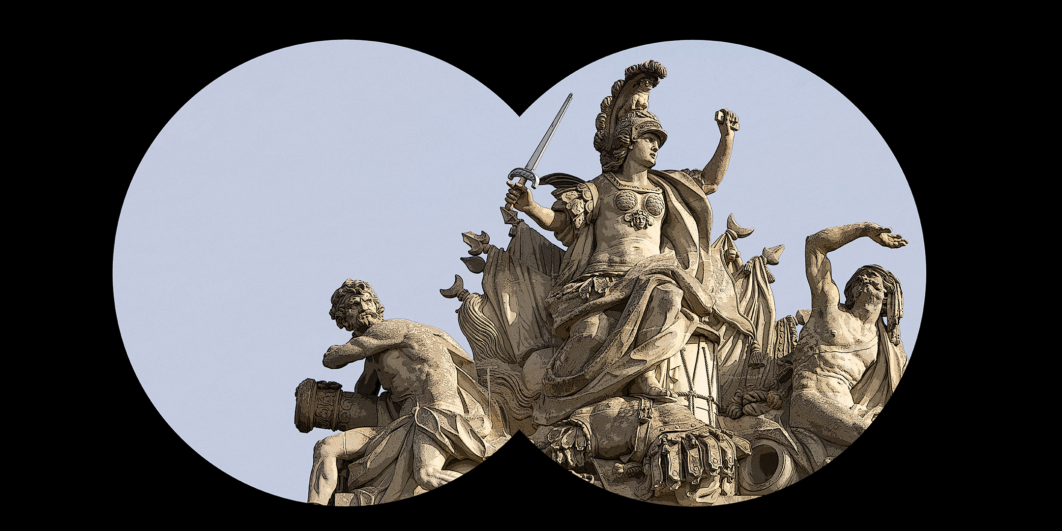 Blick aus einem Fernglas auf eine Skulptur.