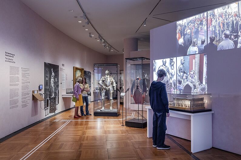Menschen stehen in einer Ausstellung
