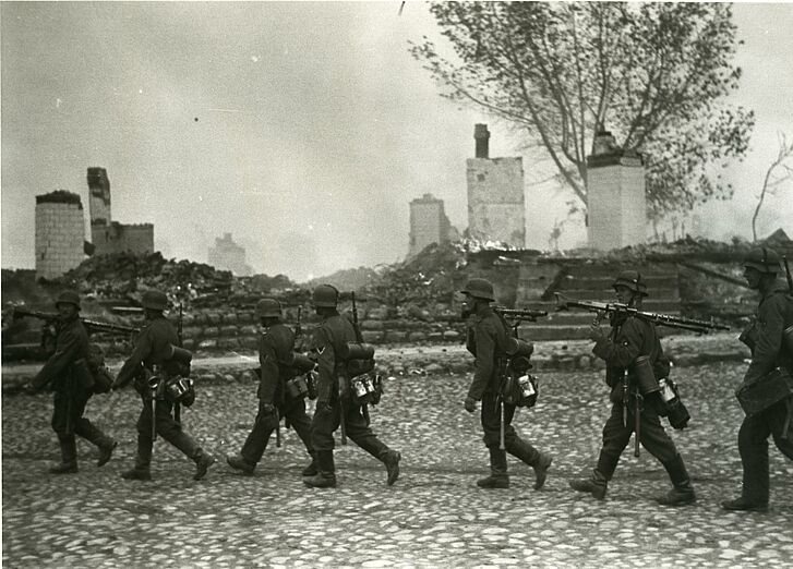Marschierende Soldaten.