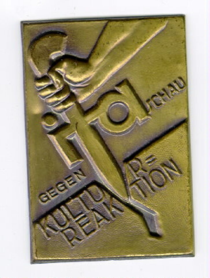 Schild "Ifaschau gegen Kulturreaktion" aus Metall mit Hand.