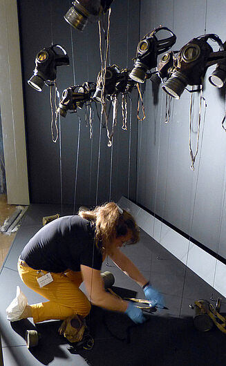 Montage von Gasmasken in der Sonderausstellung „1914–1918. Der Erste Weltkrieg“, 2014