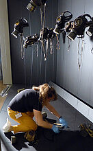 Montage von Gasmasken in der Sonderausstellung „1914–1918. Der Erste Weltkrieg“, 2014