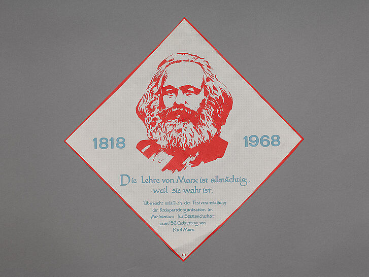 Erinnerungstuch mit Porträt von Karl Marx anlässlich seines 150. Geburtstags Erinnerungstuch mit Porträt von Karl Marx anlässlich seines 150. Geburtstags