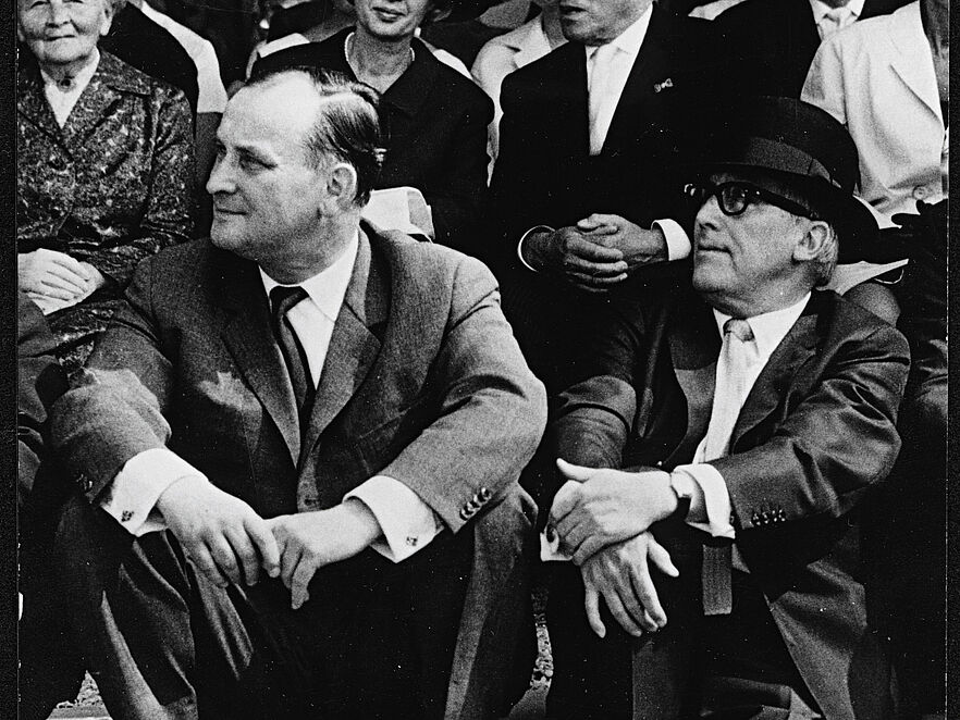 Werner Haftmann und Arnold Bode bei der Eröffnungsfeier der documenta 3, Kassel, 1964, documenta archiv © Wolfgang Haut, Frankfurter Allgemeine Zeitung