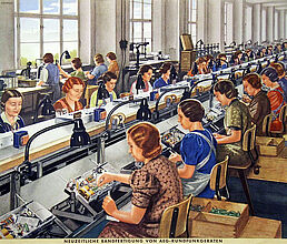 Werbebildtafel der AEG, 1938/1940. Werbebildtafel der AEG, 1938/1940. Die AEG stellt sich als modernes Unternehmen dar. An reinen, hellen Arbeitsplätzen fertigen sauber gekleidete Arbeiterinnen Rundfunkgeräte. Die großen Fenster des modernen Gebäudes öffnen den Blick in eine sonnige Landschaft mit Bäumen. Die Fließbandarbeit wurde anfänglich als revolutionärer Fortschritt gefeiert. (Inv.Nr. Do2 88/1435.2)