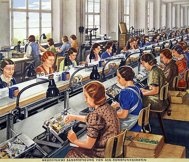 Werbebildtafel der AEG, 1938/1940. Werbebildtafel der AEG, 1938/1940. Die AEG stellt sich als modernes Unternehmen dar. An reinen, hellen Arbeitsplätzen fertigen sauber gekleidete Arbeiterinnen Rundfunkgeräte. Die großen Fenster des modernen Gebäudes öffnen den Blick in eine sonnige Landschaft mit Bäumen. Die Fließbandarbeit wurde anfänglich als revolutionärer Fortschritt gefeiert. (Inv.Nr. Do2 88/1435.2)