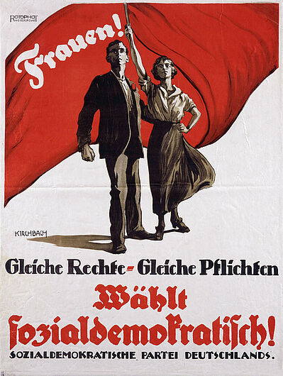 Gottfried Kirchbach, Plakat der Sozialdemokratischen Partei Deutschlands (SPD) zur Wahl der verfassungsgebenden Nationalversammlung, mit dem Appell an die Frauen, die SPD zu wählen, die die Gleichberechtigung der Frauen erkämpft hat, 1919. Zuversichtlich blicken der Mann und die Frau vor der roten Fahne der Arbeiterbewegung in die Zukunft. Die Sozialdemokraten stellten mit 165 von 423 Mandaten die stärkste Fraktion in der Nationalversammlung. (Inv.Nr. P 61/1477)