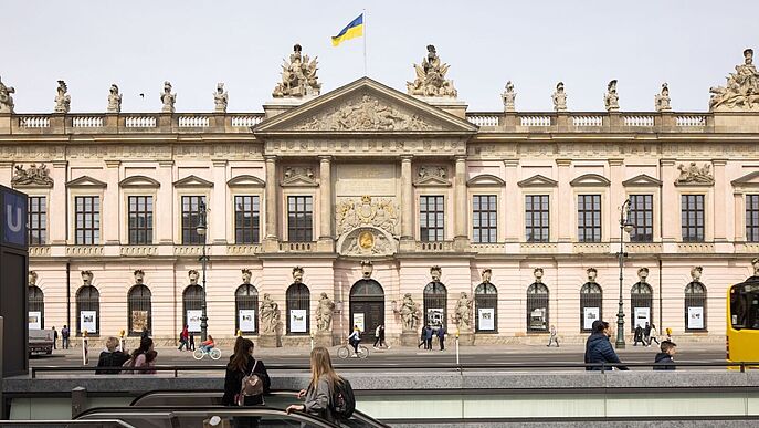 Ansicht vom Zeughauskino mit ukrainischer Flagge.