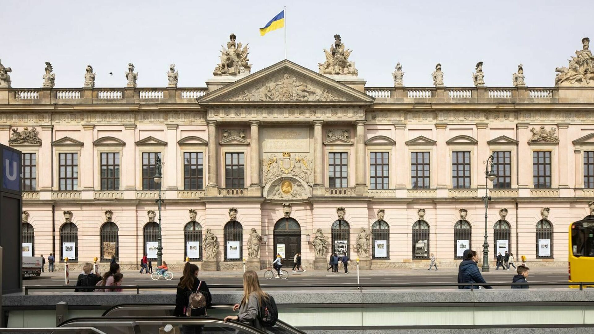 Ansicht vom Zeughauskino mit ukrainischer Flagge.