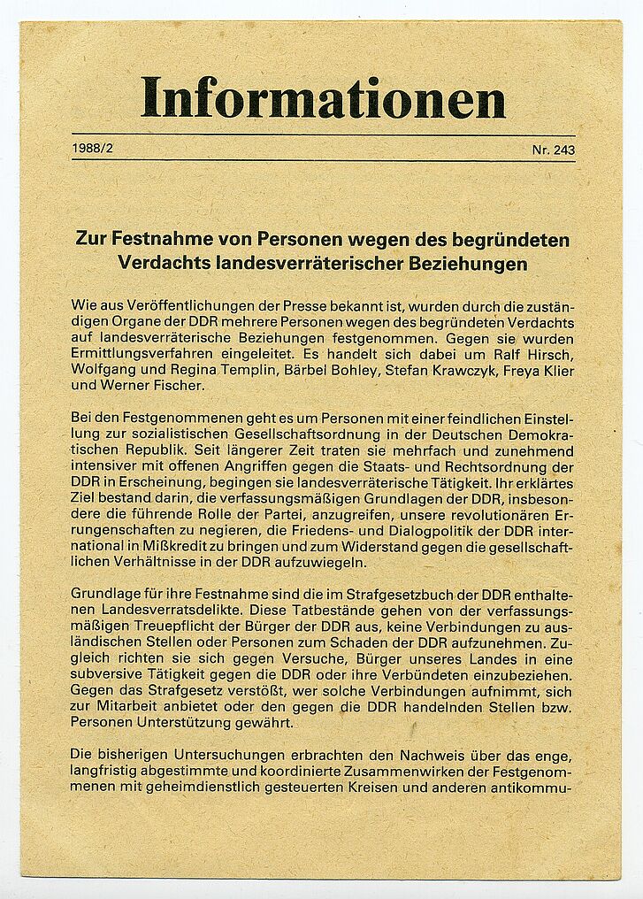 Zettel mit Text über die Festnahme von Personen wegen Landesverrat.