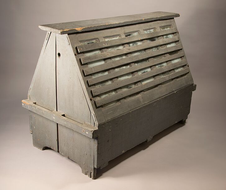 Wardscher Kasten, Holz, Glas, Berlin, ca. 1900 Grau-grüner Kasten mit vielen Schubladen