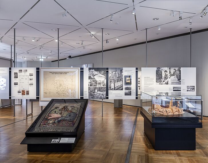 Exhibition view "On Displaying Violence: First Exhibitions on the Nazi Occupation in Europe, 1945-1948" - Exhibition Section "Martirologye un kamf / Martyrologia i walka" (Martyrology and Struggle) Exhibition view "On Displaying Violence: First Exhibitions on the Nazi Occupation in Europe, 1945-1948" - Exhibition Section "Martirologye un kamf / Martyrologia i walka" (Martyrology and Struggle)