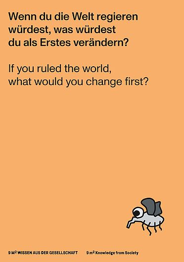 Orangefarbene Aktivierungskarte mit der Frage: „Wenn du die Welt regieren würdest, was würdest du als Erstes verändern?“ Unten rechts stilisierte Fliegen-Illustration.
