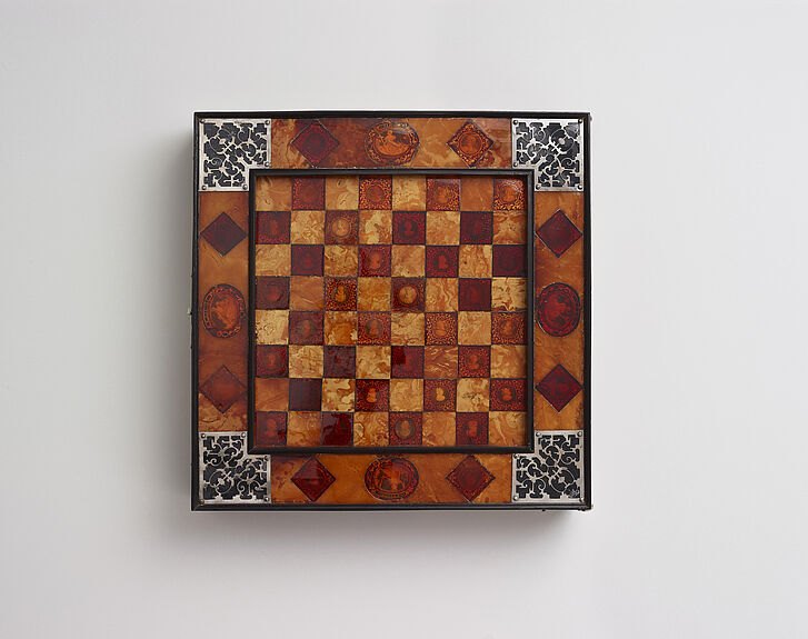 Bernstein-Spielbrettkasten für Schach, Mühle und Tric-Trac