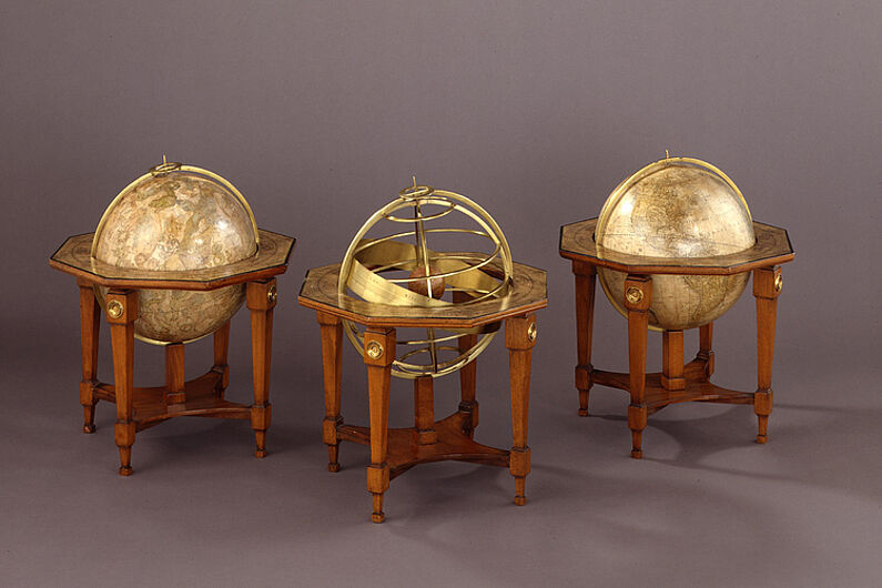 Johann Georg Klinger, Globen-Triplet: Armillarsphäre, nach 1791.  Mittels dieses astronomischen Gerätes können die Himmelskreise gemessen und skaliert werden. Die Armillarsphäre ist Teil eines äußerst seltenen Globentriplets. (Inv.Nr. AK 2000/382)