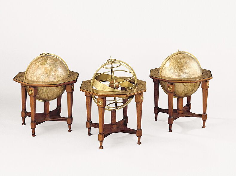 Globen-Triplet bestehend aus Erdglobus mit Einzeichnung der Cook-Expeditionen, Armillarsphäre und Himmelsglobus, Nürnberg, 1791/1792 © DHM