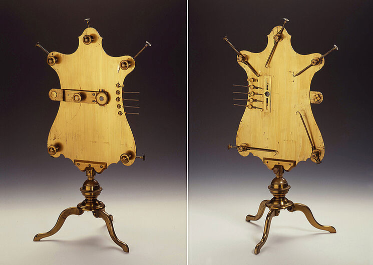 Froschplatte nach Johann Nathanael Lieberkühn, nach 1734. Froschplatte nach Johann Nathanael Lieberkühn, nach 1734. Frösche und andere Kleintiere wurden auf die dreh- und schwenkbaren Nadeln gespießt. Durch die Linse auf der Okularseite konnten dann der Blutkreislauf und die Bewegungen der immerem Organe beobachtet werden. (Inv.Nr. HI 75/30)