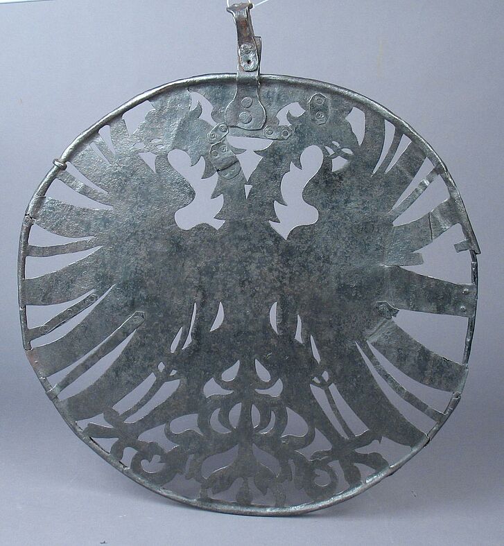 Rundes Schild mit Adler.