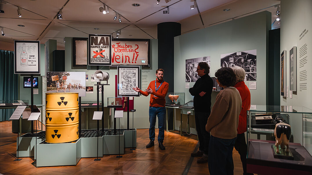 Mehrere Personen stehen in einer Ausstellung