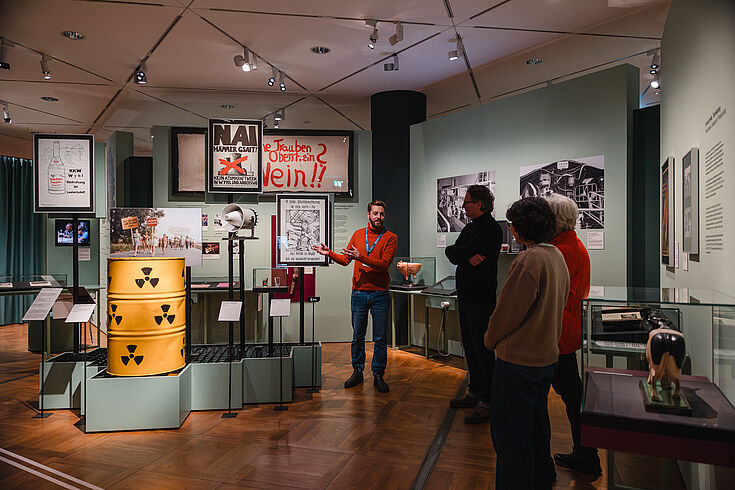 Mehrere Personen stehen in einer Ausstellung