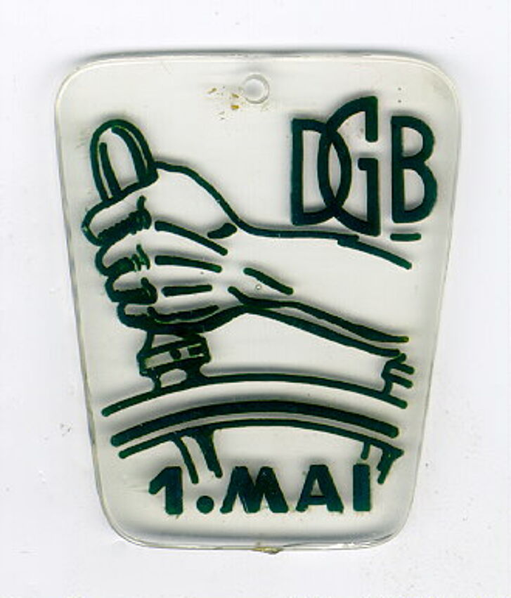 Abzeichen der DGB "1.Mai" mit Hand und Werkzeug.