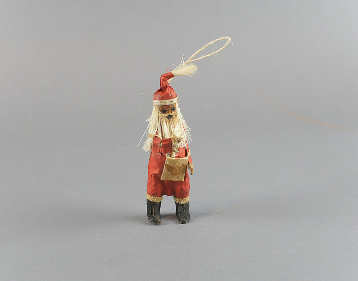 Weihnachtsmannfigur aus Sroh und Holz.