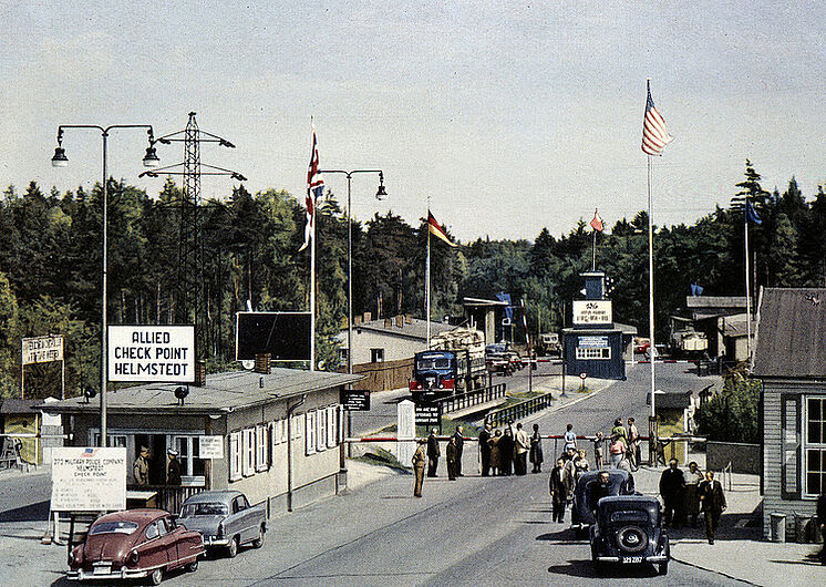 Postkarte „Zonengrenze Helmstedt Autobahn-Kontrollpunkt“, um 1960. Der Kontrollpunkt Helmstedt/Marienborn war die größte und bedeutendste Grenzübergangsstelle an der innerdeutschen Grenze. (Inv.Nr. PK 99/1)