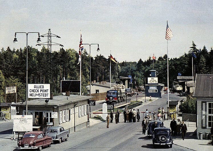 Postkarte „Zonengrenze Helmstedt Autobahn-Kontrollpunkt“, um 1960. Postkarte „Zonengrenze Helmstedt Autobahn-Kontrollpunkt“, um 1960. Der Kontrollpunkt Helmstedt/Marienborn war die größte und bedeutendste Grenzübergangsstelle an der innerdeutschen Grenze. (Inv.Nr. PK 99/1)