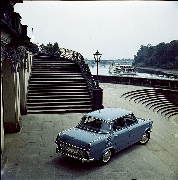 Ein Auto vor einer historischen Treppe.