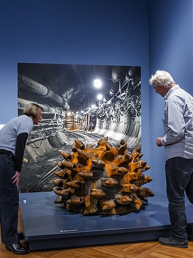Menschen stehen in einer Ausstellung