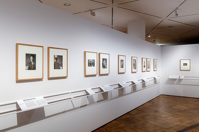 In the exhibition “Report from Exile – Photographs by Fred Stein” © DHM/David von Becker