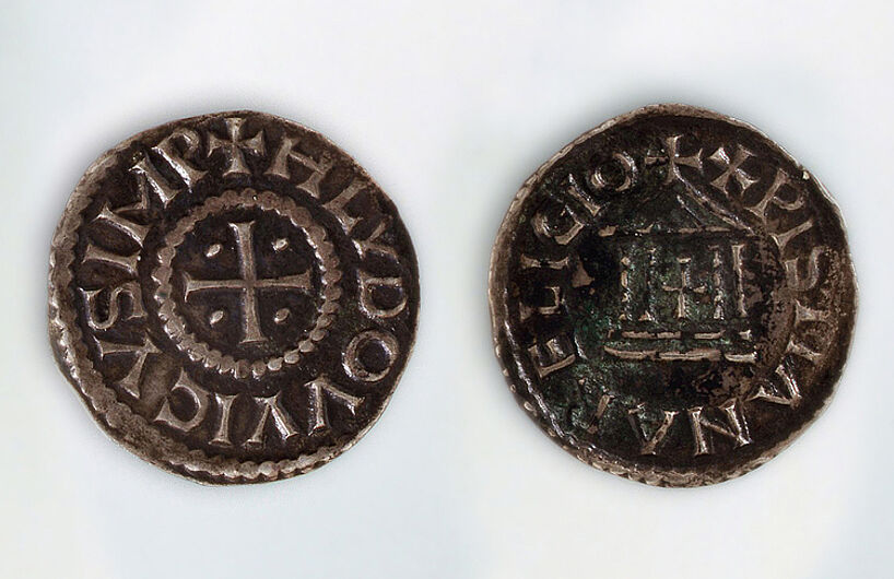 Reichsdenar Kaiser Ludwigs des Frommen, 814-840, Kreuz/Kirche. Der von den Karolingern eingeführte silberne Pfennig blieb bis in das 13. Jahrhundert die bestimmende Münze. Die Symbolik Kreuz und Kirche waren lange Zeit üblich. (Inv.Nr. N 2000/45)