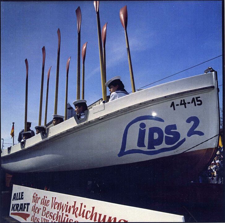 Ein Schiff mit Matrosen, die darin sitzen.