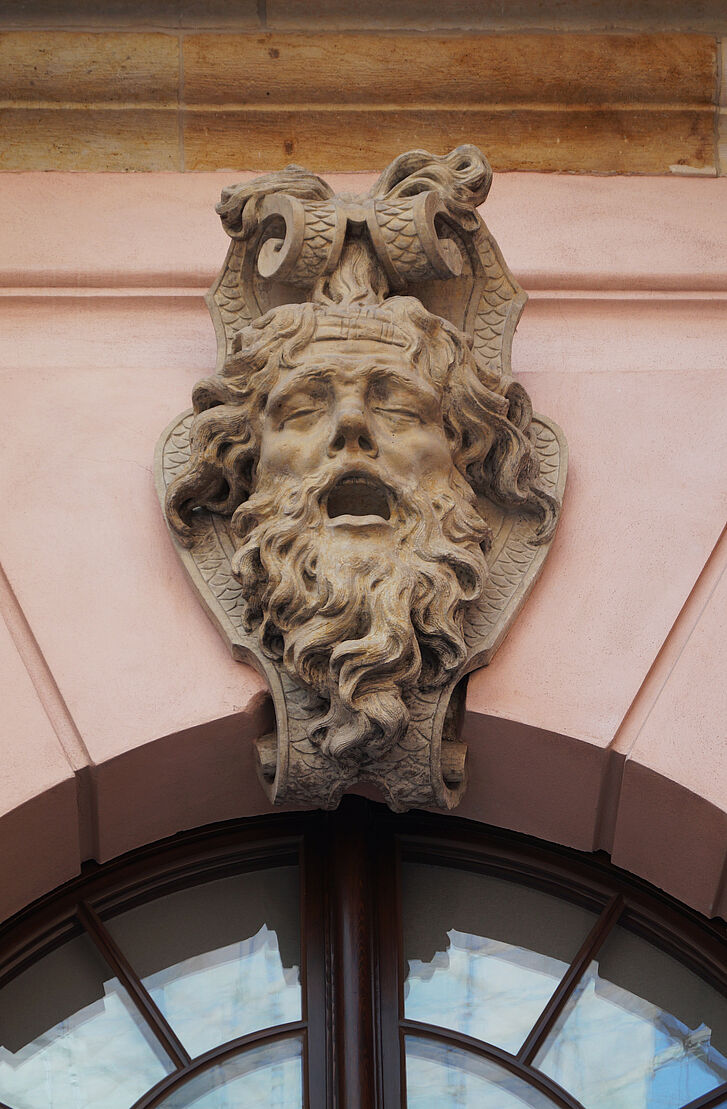 Masken im Zeughaushof des Deutschen Historischen Museums Masken im Zeughaushof des Deutschen Historischen Museums