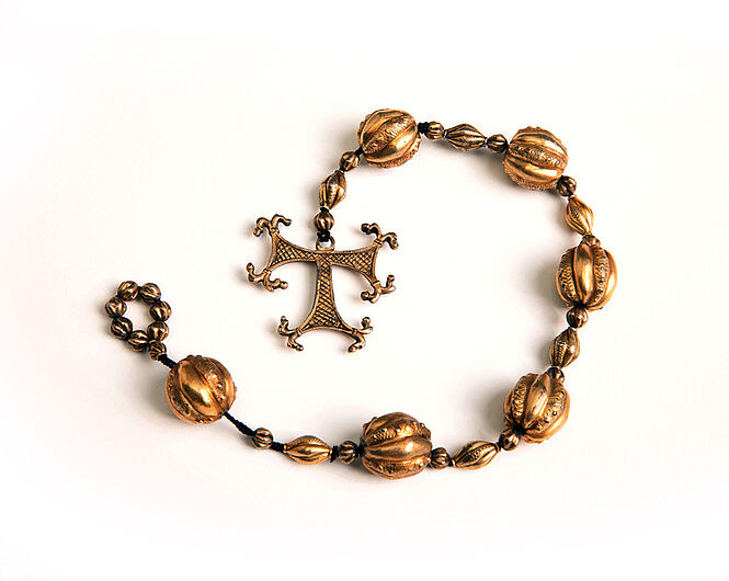 Gebetsschnur, um 1500. Gebetsschnur, um 1500. Das Tau-Kreuz gilt seit dem 6. Jh. als Pestschutzmittel. Es ist auch Zeichen des heiligen Antonius, der bei Erkrankung an Mutterkornvergiftung, dem „Antoniusfeuer“, angerufen wurde. (Inv.Nr. AK 2002/1)