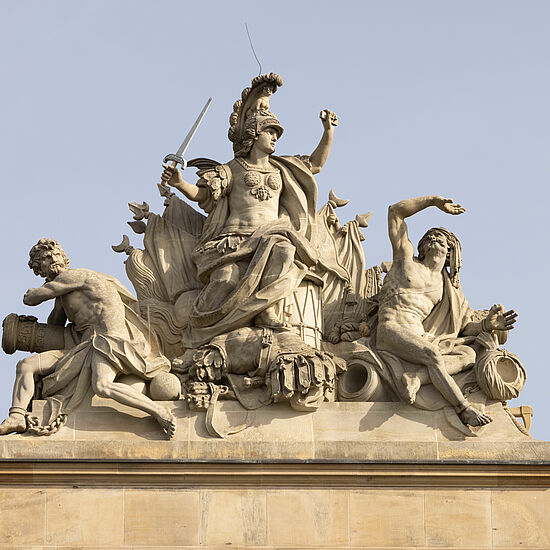 Skulpturengruppe auf dem Dach des Zeughauses.