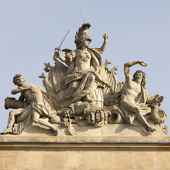 Skulpturengruppe auf dem Dach des Zeughauses.