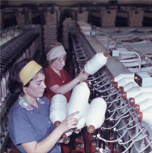 Arbeiterinnen in einer Baumwllspinnerei.