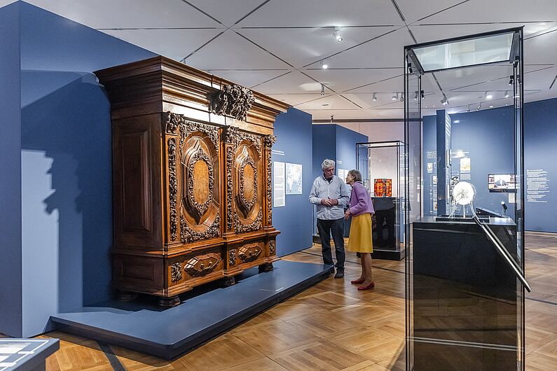 Menschen stehen in einer Ausstellung