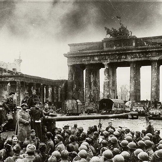Sowjetische Truppen vor dem Brandenburger Tor unmittelbar nach der Besetzung des Pariser Platzes in Berlin