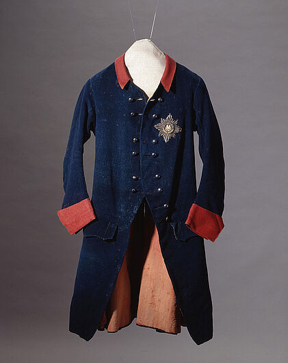 Uniformrock (Interimsrock) für Offiziere, I. Batallion Garde (No. 15/I) mit aufgesticktem Orden vom Schwarzen Adler, getragen von Friedrich II. von Preußen, 1789. Uniformrock (Interimsrock) für Offiziere, I. Batallion Garde (No. 15/I) mit aufgesticktem Orden vom Schwarzen Adler, getragen von Friedrich II. von Preußen, 1789. Friedrich II. trug auch während der Tagesgeschäfte den Rock seines Leibbataillons. Erhebliche Schnupftabakspuren am zuletzt getragenen Interimsrock erinnern an eine Vorliebe des Königs. (Inv.Nr. U 267)