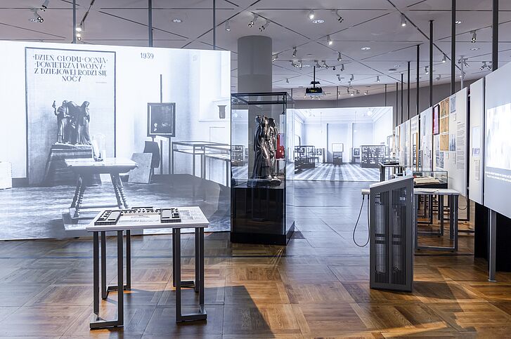 Ausstellungsansicht "Gewalt ausstellen Erste Ausstellungen zur NS-Besatzung in Europa, 1945-1948" - Ausstellungsteil „Warszawa oskarża“ (Warschau klagt an) Ausstellungsansicht "Gewalt ausstellen Erste Ausstellungen zur NS-Besatzung in Europa, 1945-1948" - Ausstellungsteil „Warszawa oskarża“ (Warschau klagt an)