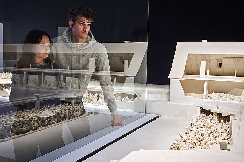 Menschen stehen in einer Ausstellung