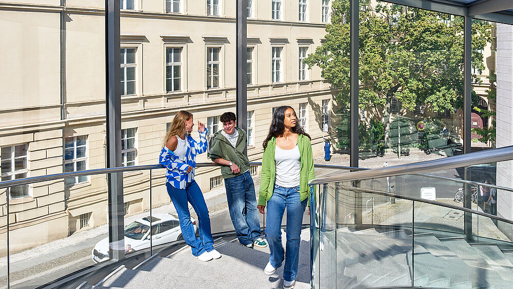 Drei jugendliche Personen stehen im Museum