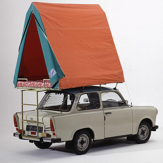 Graues Auto mit Dachzelt.