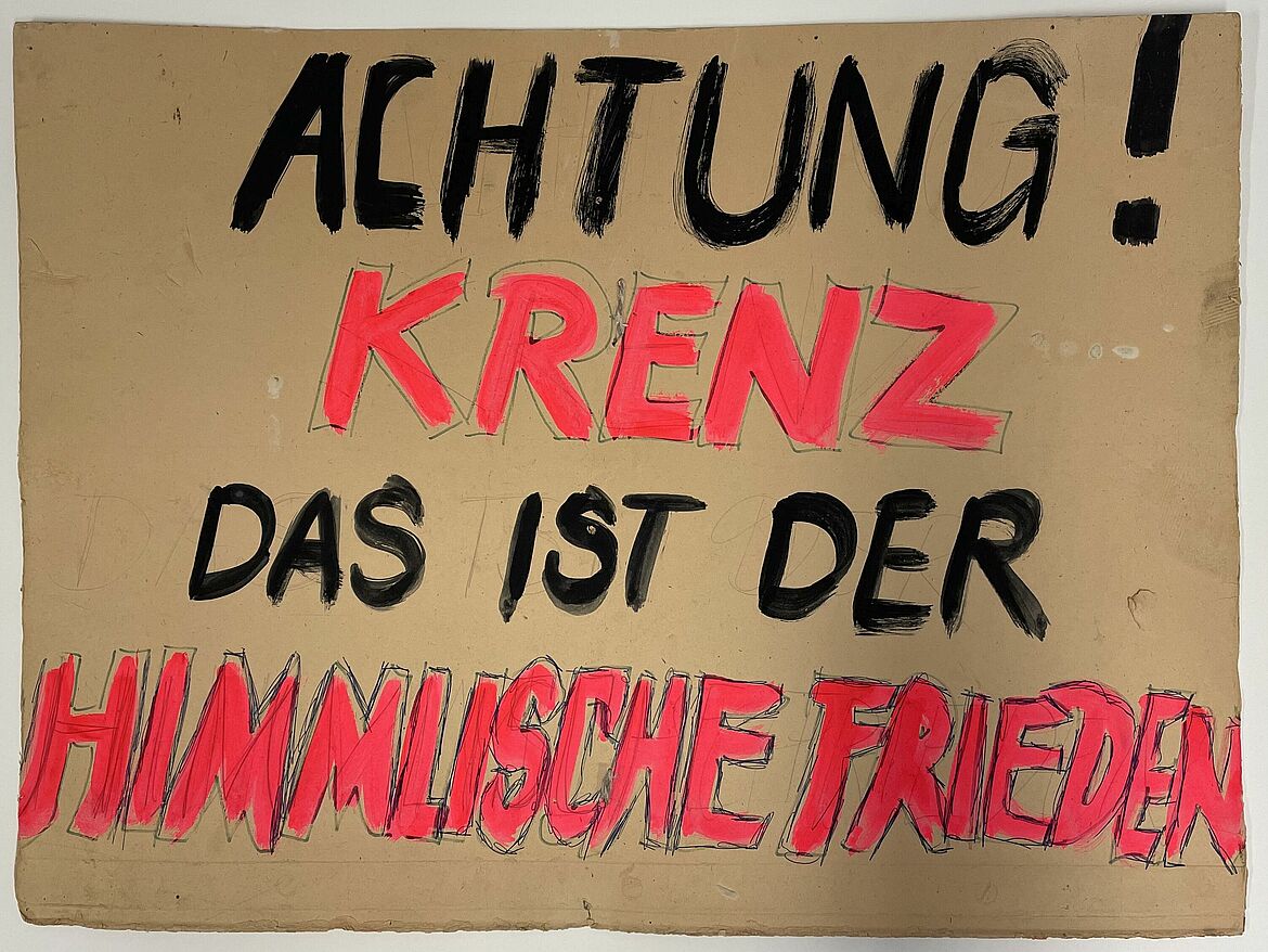 Demonstrationsschild mit Bezugnahme auf das Massaker auf dem Platz des Himmlischen Friedens in Peking Demonstrationsschild mit Bezugnahme auf das Massaker auf dem Platz des Himmlischen Friedens in Peking